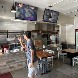 SaMo Pizza - Lobby