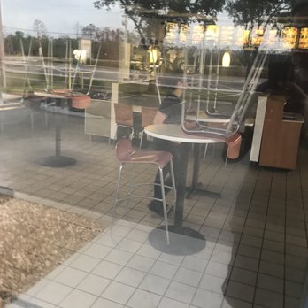 Taco Bell - Got shooed away from this girl for even showing up.  Time 7:16 (16 mins after opening hours) - Fast Food Near Me - Naples, Florida