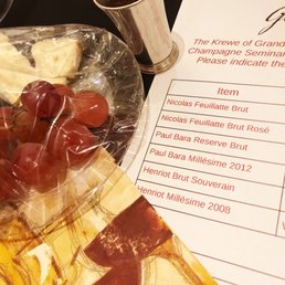 Champagne tasting with snacks! Champagne tasting with snacks!