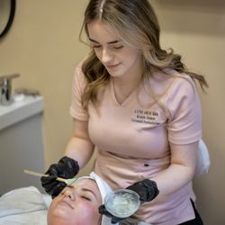 Luxe Skin Bar - Mask application
