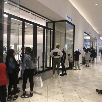 Zara - Long Line Outside - Women's Clothing Near Me - Santa Clara, California Zara - Long Line Outside - Women's Clothing Near Me - Santa Clara, California