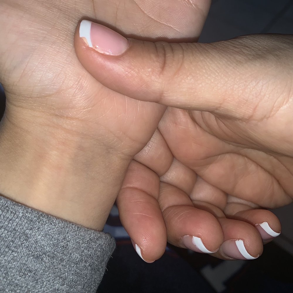 Tee Nails - chipped - Nail Salons Near Me - Chicago, Illinois