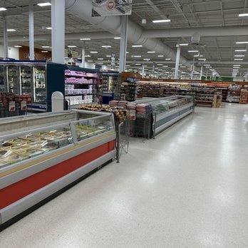 Coppa's Fresh Market - Large empty aisles - Grocery Near Me - Toronto, Ontario