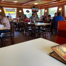 Los Compadres Taqueria - Seating area