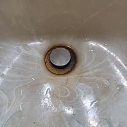 Quality Inn - Rusty sink.