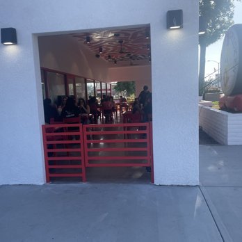 Dave's Hot Chicken - Outdoor seating - Chicken Shop Near Me - Monrovia, California