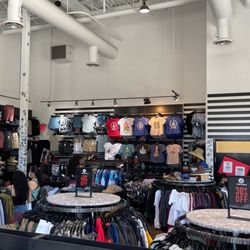 Volcom Outlet - Nice selection
