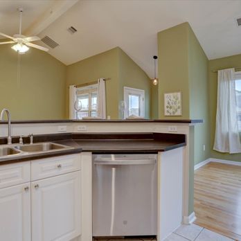Colorful Virtual Tours - The flowers on the island are cut off. - Real Estate Photography Near Me Colorful Virtual Tours - The flowers on the island are cut off. - Real Estate Photography Near Me