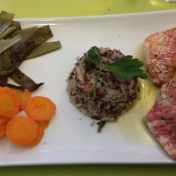 Le Piqu'en Bresse - Filets de rouget au basilic et riz complet, carottes vichy et coco plats