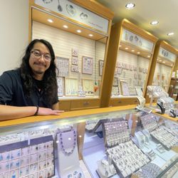 Franklin Jewelers - Sean that works here, super nice and informative. No pressure sales tactics like the other jewelry locations