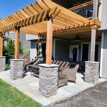 York Stone - Outdoor patio with stone columns and a pergola - Stonemasons Near Me York Stone - Outdoor patio with stone columns and a pergola - Stonemasons Near Me