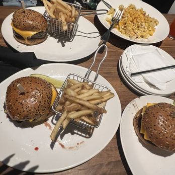 Yard House - Classic Cheese - New American Near Me - San Jose, California