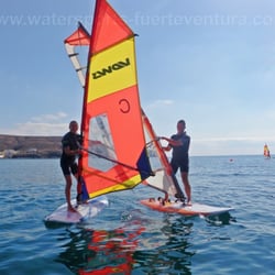 Watersports Fuerteventura - Wir schulen in kleinen, übersichtlichen Gruppen (max 7 Personen) in der starkwindgeschützen Bucht von Tarajalejo.