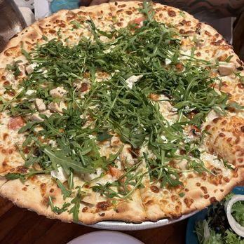 Jerry's Pizza Mill - White Pizza + Chicken and Arugula - Pizza Near Me - Waialua, Hawaii