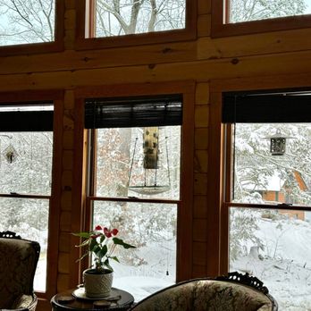 Laurel Ridge Bed and Breakfast - Bird feeders outside of the Master Suite windows. - Bed & Breakfast Near Me - Warren, Massachusetts