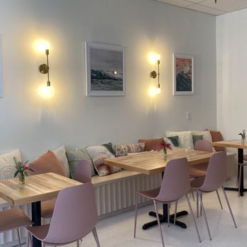 Chill Charleston - Indoor seating - Wine Bars Near Me - Charleston, South Carolina Chill Charleston - Indoor seating - Wine Bars Near Me - Charleston, South Carolina