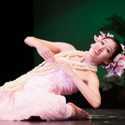 Hula Halau Na Mamo 'O Panaewa - The grace and beauty of auana