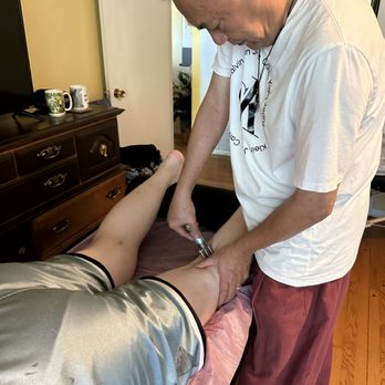 Qigong Master Mui - Treating a swollen knee - Pain Management Near Me - San Gabriel, California