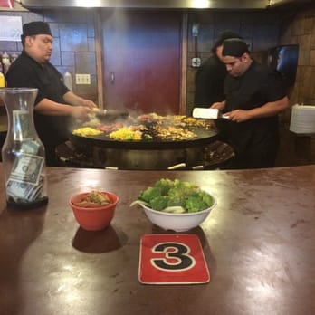 Khan's Grill - Waiting for the chefs to cook my food - Barbeque Near Me - McAllen, Texas