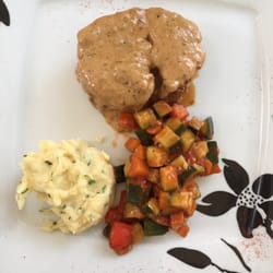 Les Lavandes - Lamb w foie gras sauce and mashed potatoes