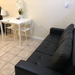 Ramona Motel - Leather couch