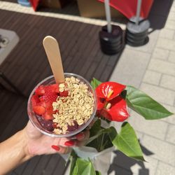 Samba Sips - Açaí with granola and strawberries