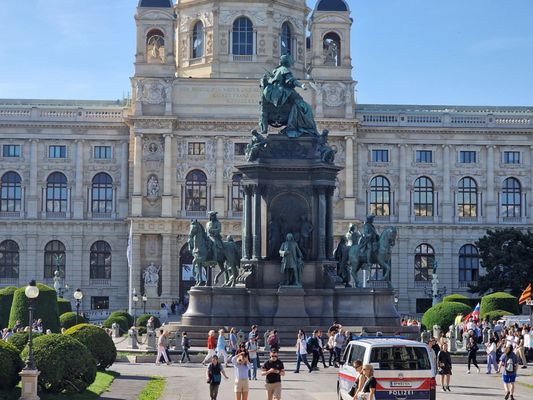 Maria-Theresien-Platz by null