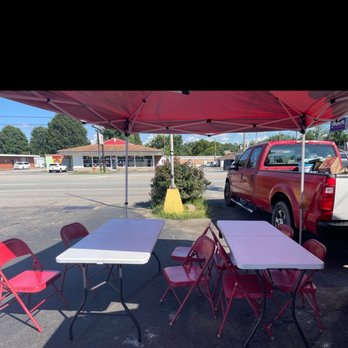 Tacos la chaparrita - tables and chairs in a parking lot - Food Trucks Near Me - Louisville, Kentucky