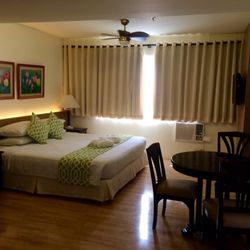 Hotel Fleuris - Looking into room 219