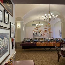 Eugene Hotel Retirement Community - Dining room clean and spacious
