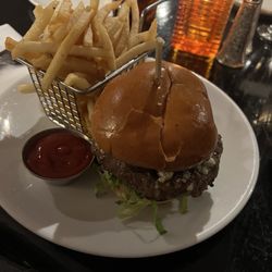 Bayzo's Pub - Steak Burger, delicious!