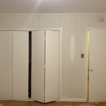 Sunshine Painting - Office with old dirty paint job and ceiling trim with gaps - Painters Near Me Sunshine Painting - Office with old dirty paint job and ceiling trim with gaps - Painters Near Me