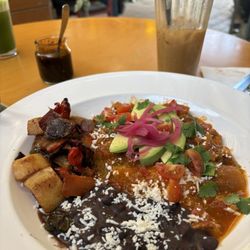 Estación 1 Por la Hormiga - Cazuela - huevos con salsa de chicharron