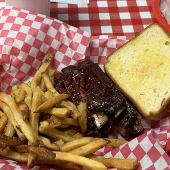 Moore's Whistling Pig Cafe - Rib basket that comes with delicious ribs, fries and bread. - Barbeque Near Me - Pine Mountain, Georgia Moore's Whistling Pig Cafe - Rib basket that comes with delicious ribs, fries and bread. - Barbeque Near Me - Pine Mountain, Georgia