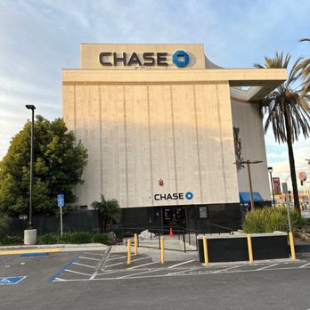 Chase Bank - 01/22/2023 7:20am - Banks & Credit Unions Near Me - Burbank, California