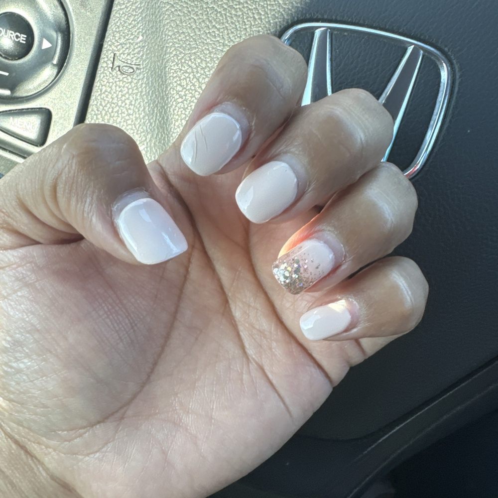This nail hard gel has been going strong for 3 weeks. I cook, clean and wash dishes everyday and I don't have any chips. This nail hard gel has been going strong for 3 weeks. I cook, clean and wash dishes everyday and I don't have any chips.