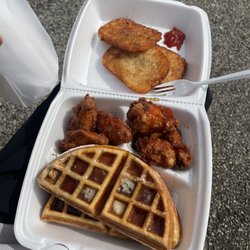 Breakfast Time - Chicken & Waffles (Wing Dings) Hash browns (3) Iced Tea (20 oz)