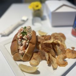 Lemon Tree Cafe and Market - Maine lobster roll with chips