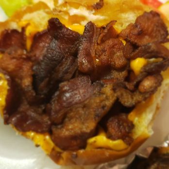 Gingerz Sportz Pub And Grill - Lots of bacon - American Near Me - Milwaukee, Wisconsin