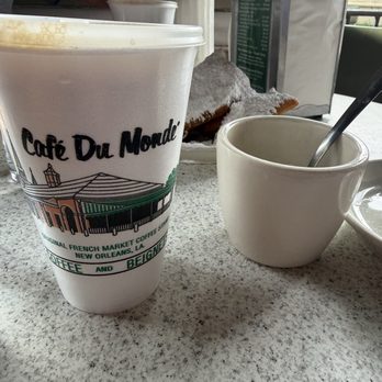Cafe Du Monde - Cafe au lait - Cafes Near Me - New Orleans, Louisiana