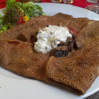 Le Koadenn - Galette jambon, champignons (avec crème), fromage (pas top), pas géniale et bourrative à cause du fromage... - Restaurants Near Me - St Brieuc, 22