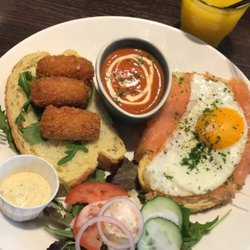 Luncherij Smakelijk - "Twaaluurtje sjiek" met gebakken ei, zalm, gamba kroketten, een frisse salade en een tomatensoepje.