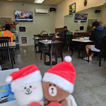 Pho Nina - Interior... the customers are watching television... LOL! - Vegetarian Near Me - Honolulu, Hawaii