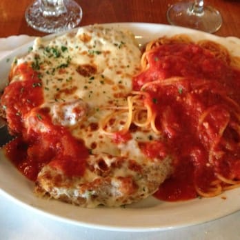 Le Vieux Four - Veau parmigiana avec spaghetti sauce tomate - Pizza Near Me - Mont-Tremblant, Quebec