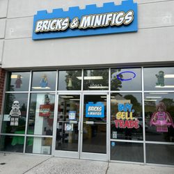 Bricks & Minifigs