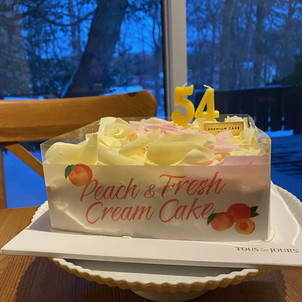 Peach & Fresh Cream Cake hardly has any peach in it Peach & Fresh Cream Cake hardly has any peach in it