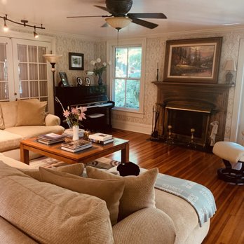 Hummingbird Inn - Living room - Hotels Near Me - Goshen, Virginia Hummingbird Inn - Living room - Hotels Near Me - Goshen, Virginia