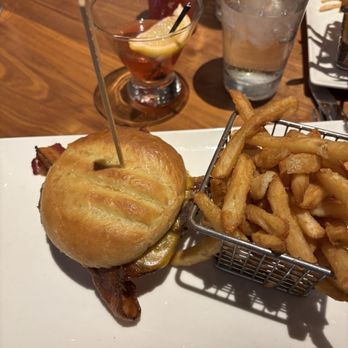 Guy Fieri's Foxwoods Kitchen & Bar - Bacon cheeseburger - American Near Me - Mashantucket, Connecticut Guy Fieri's Foxwoods Kitchen & Bar - Bacon cheeseburger - American Near Me - Mashantucket, Connecticut