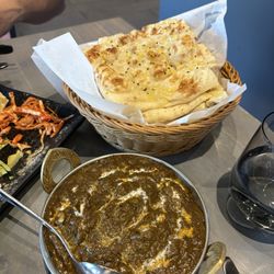 Bombay's Chutney - Palak with garlic naan