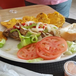 George's BBQ - Chillo con tostones.